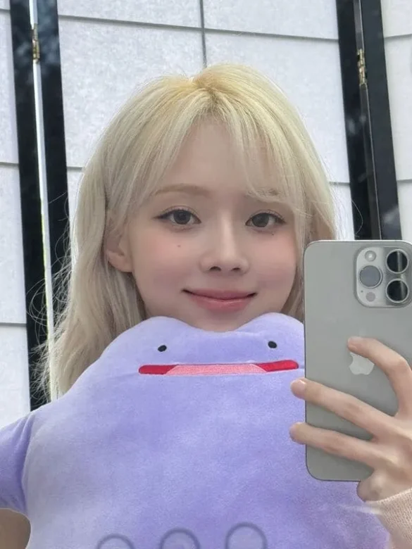 anh-winter-aespa-selfie-2 Ảnh Winter aespa selfie ôm gấu bông cười nhẹ