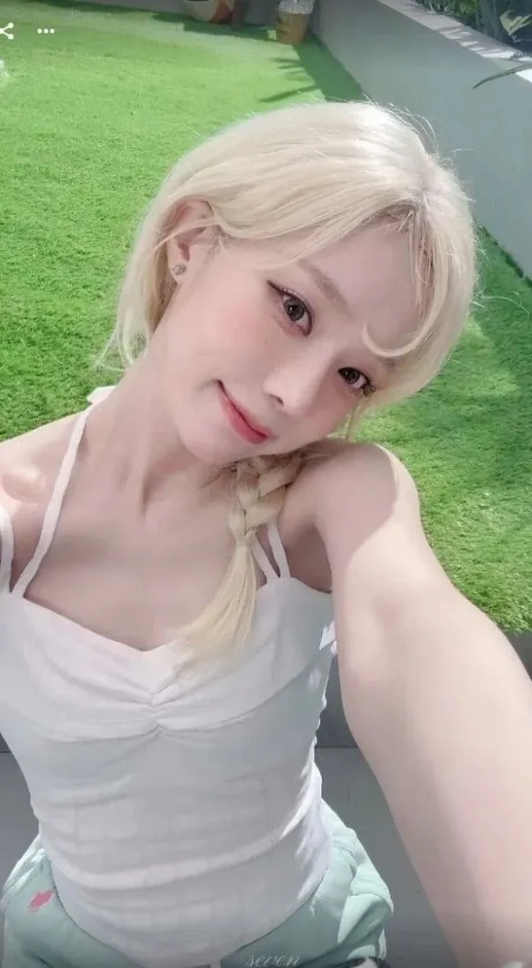 anh-winter-aespa-selfie-3 Ảnh Winter aespa selfie ngoài sân cỏ tóc vàng bạch kim