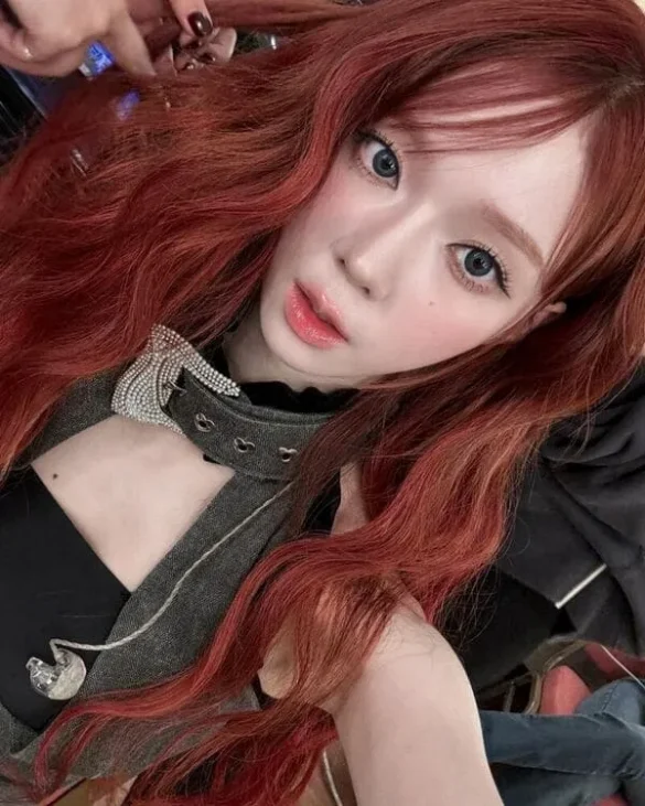 anh-winter-aespa-toc-do-2 Ảnh Winter aespa tóc đỏ selfie mắt xanh nổi bật