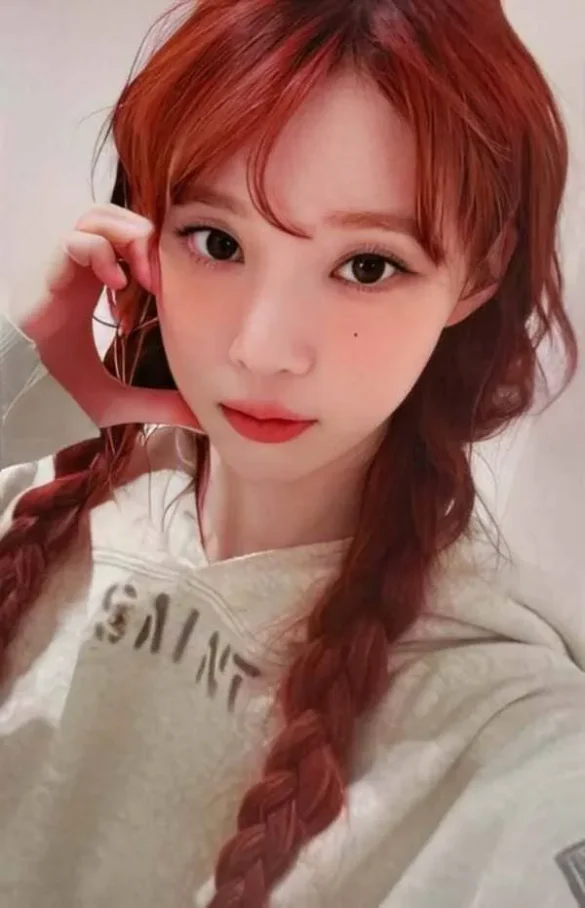 anh-winter-aespa-toc-do-5 Ảnh Winter aespa tóc đỏ tết bím selfie cận mặt