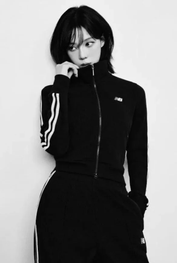 anh-winter-aespa-trang-den-1 Ảnh Winter aespa trắng đen ngầu trong bộ đồ thể thao