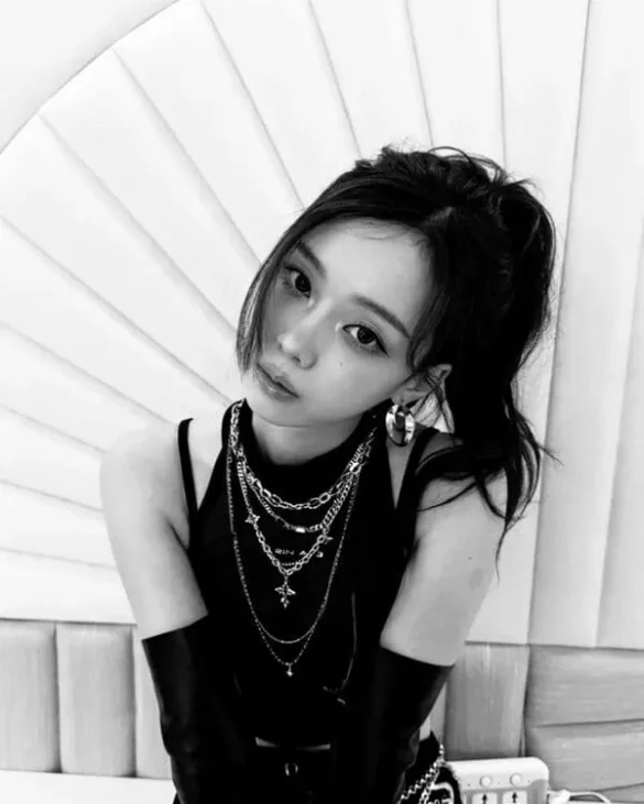 anh-winter-aespa-trang-den-2 Ảnh Winter aespa trắng đen ngầu với vòng cổ cá tính