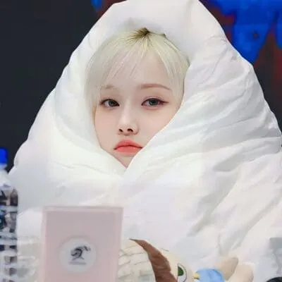 anh-winter-cute-3 Ảnh Winter aespa cute tóc nâu thè lưỡi đeo vòng cổ nơ