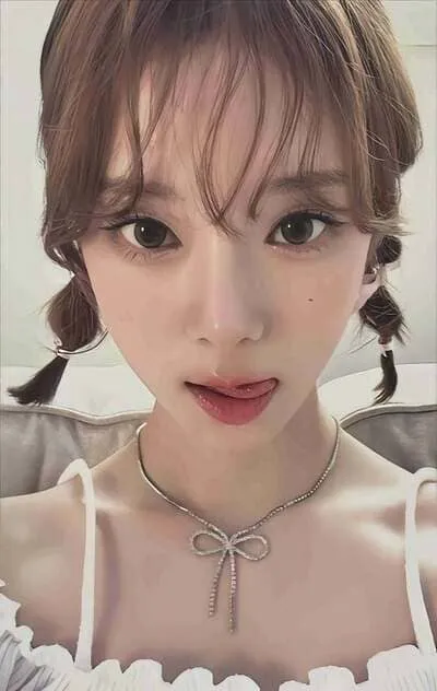 anh-winter-cute-4 Ảnh Winter aespa ngầu mắt xanh tóc đen thè lưỡi cá tính