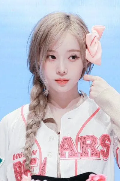 anh-winter-cute-5 Ảnh Winter aespa cute cài nơ hồng mặc áo bóng chày
