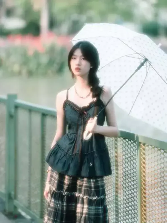Artist Srisirin Vichayasut tạo dáng cầm ô trên cầu