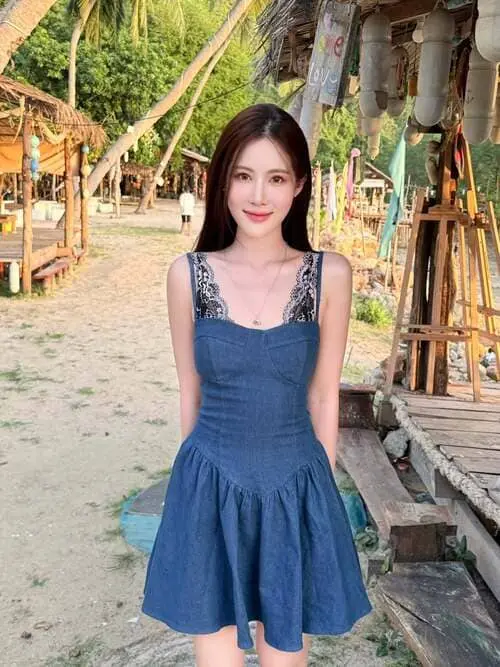 khaimoox-celine-phongphan-hinh-anh-7 Khaimoox Celine Phongphan chụp toàn thân với váy denim xòe quai ren giữa khung cảnh bãi biển