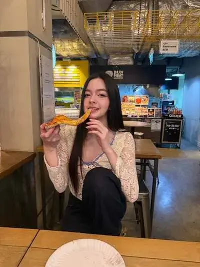 maitai-thanchanok-tinsulanonda-hinh-anh-10 Maitai Thanchanok Tinsulanonda ăn pizza đáng yêu