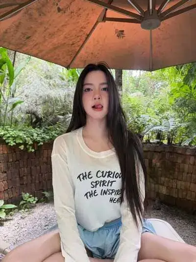 maitai-thanchanok-tinsulanonda-hinh-anh-19 Hình ảnh Maitai Thanchanok Tinsulanonda dưới cây dù