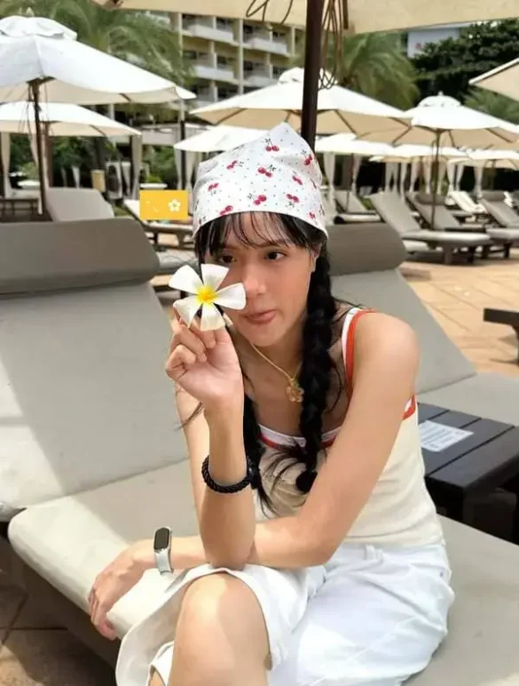 michiru-ratapirom-bandapraneat-hinh-anh-10 Michiru Ratapirom Bandapraneat chụp với hoa sứ