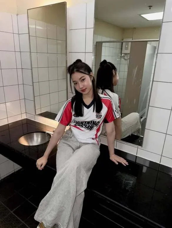 pang-phichayada-chonpaipimolrut-hinh-anh-4 Pang Phichayada Chonpaipimolrut mặc áo thể thao ngồi trong nhà vệ sinh