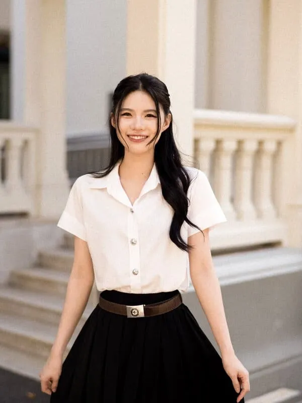 Ảnh Pang Sabsima Payakharn mặc áo sơ mi trắng cười tươi