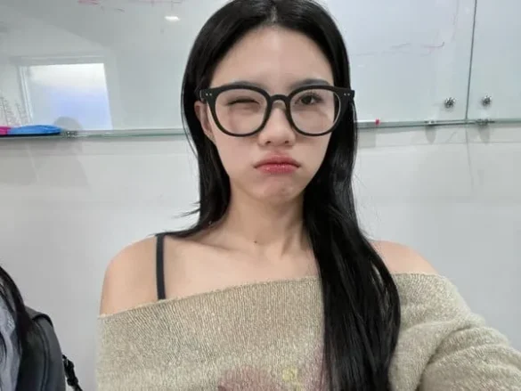 Pang Sabsima Payakharn đeo kính selfie biểu cảm hài hước dễ thương