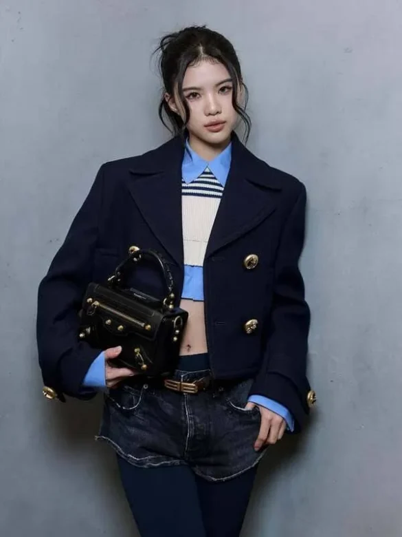 Pang Sabsima Payakharn diện blazer xanh navy xách túi thời trang