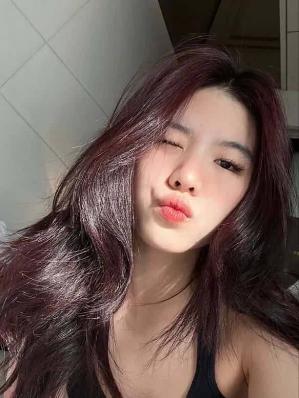 Pang Sabsima Payakharn selfie nháy mắt với mái tóc nâu đỏ