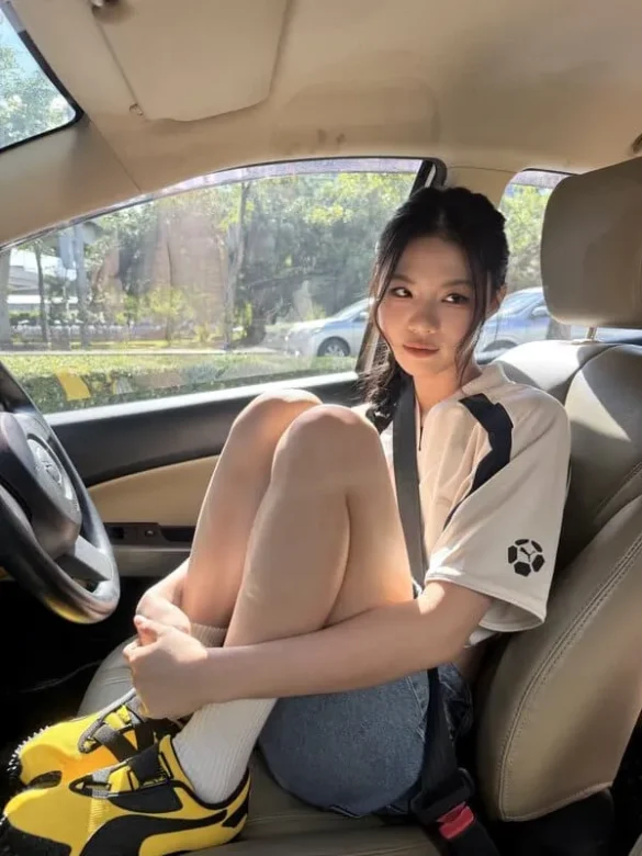 Ảnh Pang Sabsima Payakharn ngồi trong xe hơi tạo dáng đáng yêu
