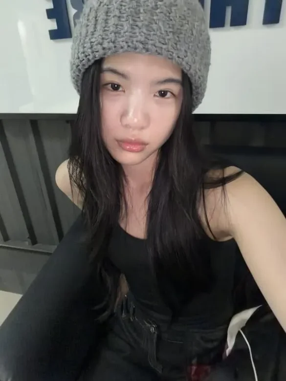 Pang Sabsima Payakharn tiểu sử qua ảnh đội mũ len xám
